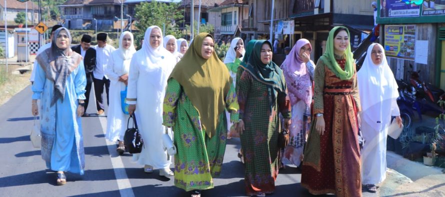 KETUA TP-PKK OKU SELATAN HADIRI PENGAJIAN FATAYAT NU DAN PERINGATAN MAULID NABI MUHAMMAD SAW DI DESA TANJUNG KEMALA