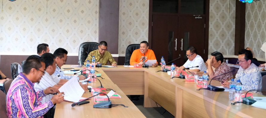 SEKDA PIMPIN RAPAT PEMBAHASAN SK GUBERNUR SUMATERA SELATAN TERKAIT ALOKASI BELANJA BANTUAN KEUANGAN BERSIFAT KHUSUS KEPADA PEMKAB OKU SELATAN PADA PERUBAHAN APBD PROVINSI SUMSEL TAHUN ANGGARAN 2023