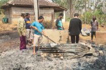 KOBARAN API MENGHANGUSKAN 1 UNIT RUMAH DI DESA BANDAR KECAMATAN BUANA PEMACA, BUPATI OKU SELATAN MENGHIMBAU UNTUK SELALU BERHATI-HATI