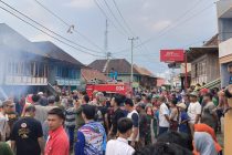 API KEMBALI MELAHAP RUMAH WARGA KAMPUNG JAYA, KECAMATAN BPR RANAU TENGAH OKU SELATAN