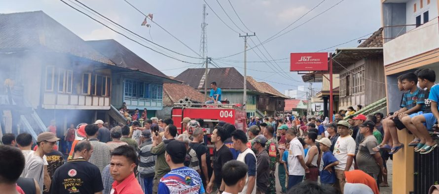 API KEMBALI MELAHAP RUMAH WARGA KAMPUNG JAYA, KECAMATAN BPR RANAU TENGAH OKU SELATAN