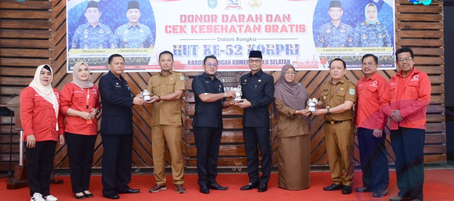 SEKRETARIS DAERAH OKU SELATAN APRESIASI RELAWAN YANG BERPARTISIPASI DALAM BAKSOS DONOR DARAH DALAM RANGKA PERINGATAN HUT KE-52 KORPRI