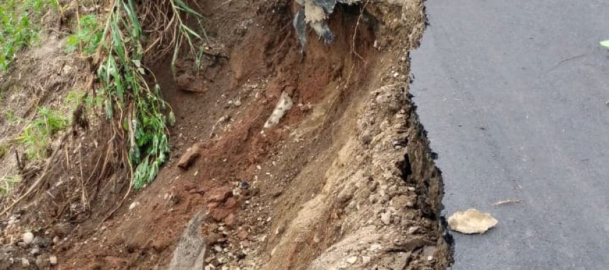 MASYARAKAT YANG AKAN MELINTAS DI DESA SIMPANG SAGA KECAMATAN BUAY RUNJUNG UNTUK HATI-HATI, ADA PERGESERAN TANAH MEMAKAN BADAN JALAN