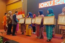 KEPALA DESA TANJUNG JAYA KECAMATAN BUAY PEMACA RAIH PENGHARGAAN TERBAIK KE 2 SEBAGAI PEMIMPIN INSPIRATIF PADA PERINGATAN HARI IBU KE 95 TINGKAT PROVINSI SUMSEL