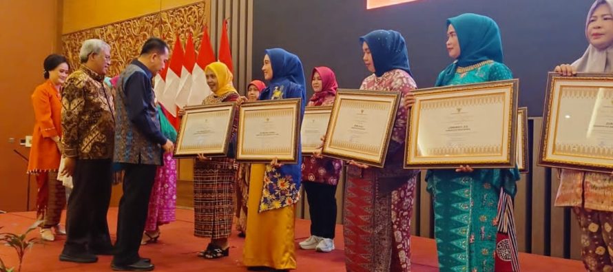 KEPALA DESA TANJUNG JAYA KECAMATAN BUAY PEMACA RAIH PENGHARGAAN TERBAIK KE 2 SEBAGAI PEMIMPIN INSPIRATIF PADA PERINGATAN HARI IBU KE 95 TINGKAT PROVINSI SUMSEL