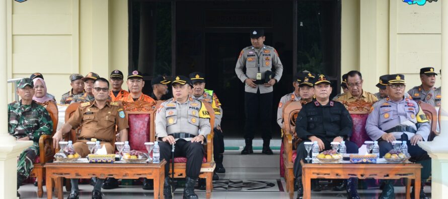 KAPOLRES OKU SELATAN PIMPIN APEL GELAR PASUKAN OPRASI LILIN 2023 PENGAMANAN NATAL DAN TAHUN BARU 2024.