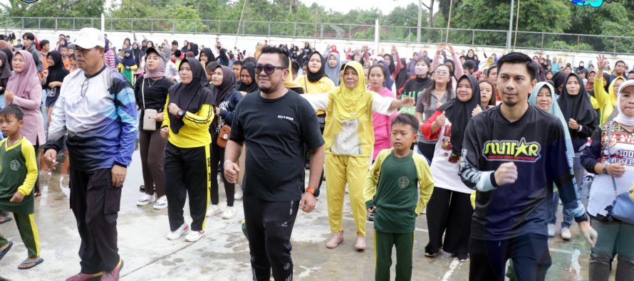 DALAM RANGKAPERINGATAN HARI IBU KE-95 MASYARAKAT OKU SELATAN IKUTI JALAN SEHAT DAN SENAM BERSAMA.