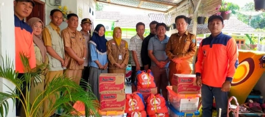 PEMKAB OKU SELATAN MELALUI BPBD, TELAH MENYALURKAN BANTUAN KEPADA MASYARAKAT TERDAMPAK BENCANA LONGSOR DI KELURAHAN BATU BELANG JAYA.