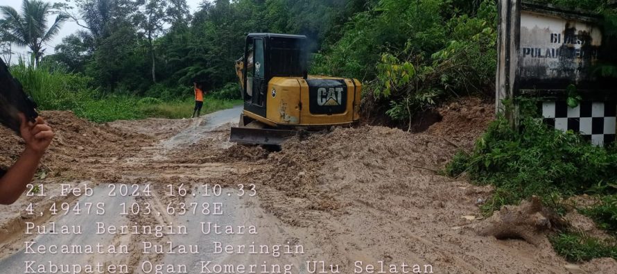 BPBD KABUPATEN OKU SELATAN, MELAKSANAKAN PEMBERSIHAN MATERIAL BENCANA TANAH LONGSOR DI KECAMATAN PULAU BERINGIN.