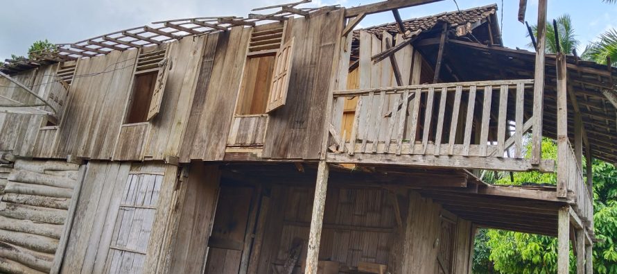 ANGIN KENCANG, SATU UNIT RUMAH DI DESA SIMPANG SAGA KECAMATAN RUNJUNG AGUNG TERTIMPA POHON TUMBANG