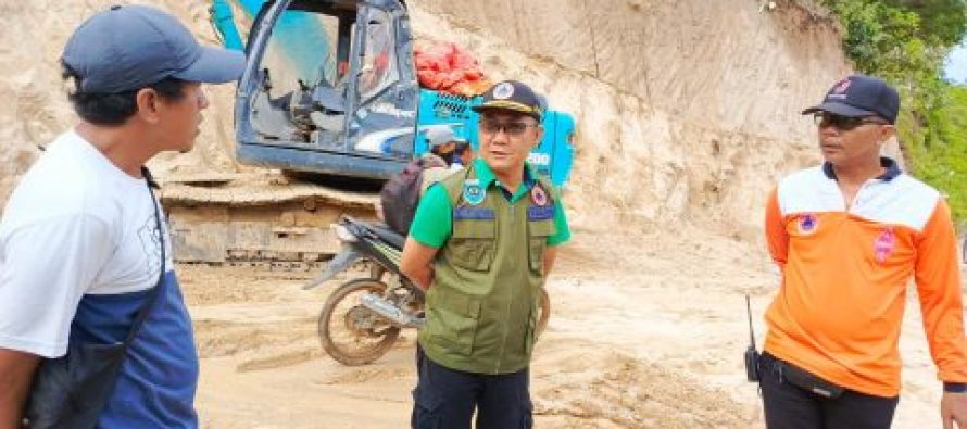 DAMPAK TANAH LONGSOR BPBD OKU SELATAN MEMBUKA JALAN ALTERNATIF DI DESA TELUK AGUNG KECAMATAN MEKAKAU ILIR.