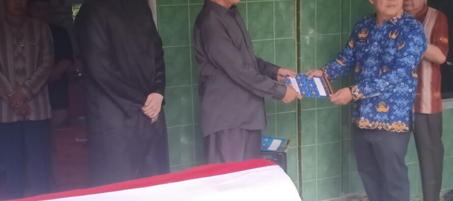 BUPATI OKU SELATAN HADIRI PROSESI PEMAKAMAN SIPIL PLT.KEPALA DINAS PERPUSTAKAAN DAN KEARSIPAN KABUPATEN OKU SELATAN