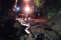 PENANGANAN MUSIBAH TANAH LONGSOR, BPBD MASIH TERUS BERSIHKAN MATERIAL TANAH LONGSOR, SEMENTARA KENDARAAN RODA DUA BISA MELINTAS DAN DIIMBAU SELALU BERHATI-HATI