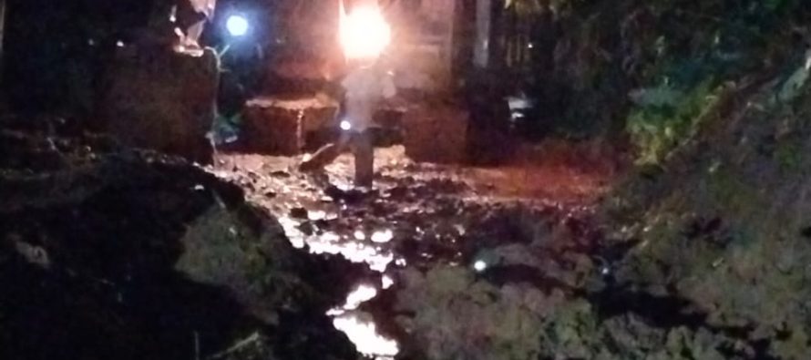 PENANGANAN MUSIBAH TANAH LONGSOR, BPBD MASIH TERUS BERSIHKAN MATERIAL TANAH LONGSOR, SEMENTARA KENDARAAN RODA DUA BISA MELINTAS DAN DIIMBAU SELALU BERHATI-HATI