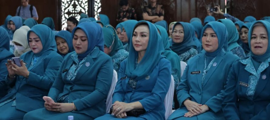 KETUA TP PKK KABUPATEN OKU SELATAN DIKUKUHKAN SEBAGAI KETUA PEMBINA POSYANDU PADA PEMBUKAAN JAMBORE KADER PKK TINGKAT PROVINSI SUMSEL DI JAKARTA