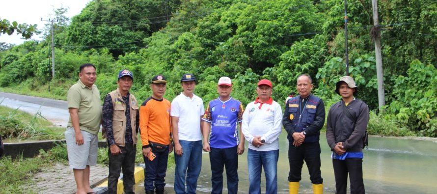 CARI SOLUSI, PLH. SEKDA PEMKAB OKU SELATAN TINJAU LOKASI GENANGAN AIR DI SIMPANG TIGA PERUMAHAN PERKIM DAN JEMBATAN SUNGAI KERUH