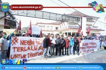 PEMKAB OKU SELATAN KAWAL AKSI DAMAI YANG DILAKUKAN OLEH MASA ALIANSI PEMUDA PEDULI DEMOKRASI DI KANTOR DPRD OKU SELATAN