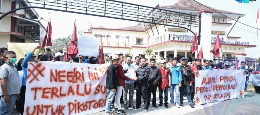 PEMKAB OKU SELATAN KAWAL AKSI DAMAI YANG DILAKUKAN OLEH MASA ALIANSI PEMUDA PEDULI DEMOKRASI DI KANTOR DPRD OKU SELATAN