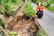 JALAN TERBIS, PARA PENGGUNA JALAN KAMI IMBAU LEBIH HATI-HATI SAAT MELINTAS DI JALAN PERBATASAN ANTARA DESA LUBAR DAN DESA TANJUNG SARI KECAMATAN SIMPANG
