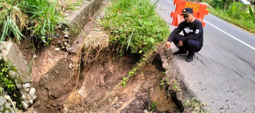 JALAN TERBIS, PARA PENGGUNA JALAN KAMI IMBAU LEBIH HATI-HATI SAAT MELINTAS DI JALAN PERBATASAN ANTARA DESA LUBAR DAN DESA TANJUNG SARI KECAMATAN SIMPANG