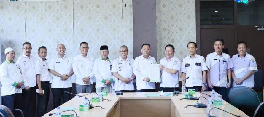 AUDIENSI DAN PENANDATANGANAN BERITA ACARA AUDIENSI KELOMPOK KERJA PERUMAHAN DAN KAWASAN PERMUKIMAN (POKJA PKP) TERKAIT PROGRAM PERCEPATAN PEMBANGUNAN SANITASI PERMUKIMAN (PPSP) PENYEPAKATAN PAKET KEBIJAKAN SANITASI