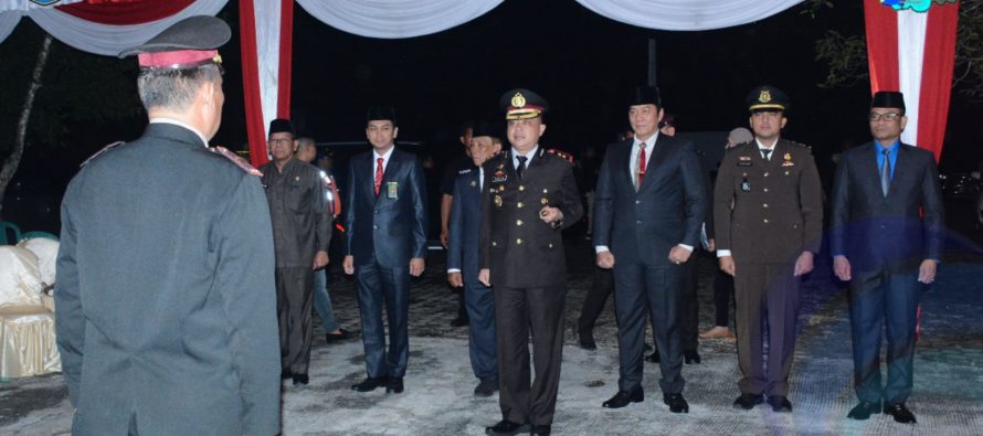 KAPOLRES OKU SELATAN PIMPIN APEL KEHORMATAN DAN RENUNGAN SUCI DI TAMAN MAKAM PAHLAWAN MURNI BUAY RAWAN