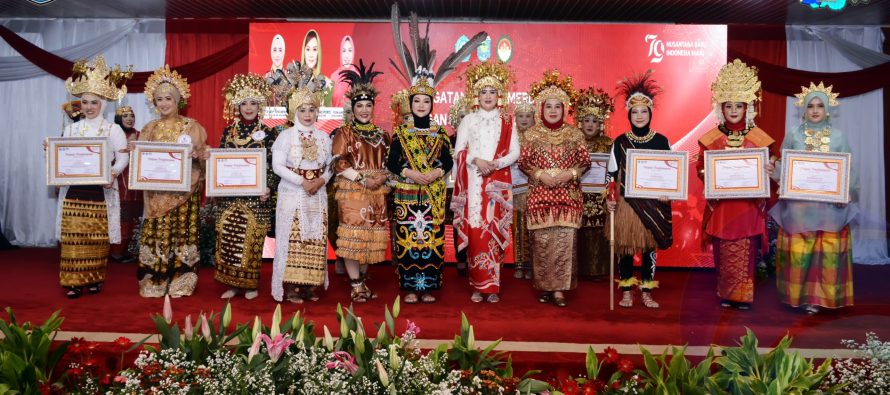 MERAWAT DAN MELESTARIKAN KEBUDAYAAN PAKAIAN ADAT ASLI NUSANTARA, PEMKAB OKU SELATAN GELAR LOMBA BUSANA ADAT NUSANTARA