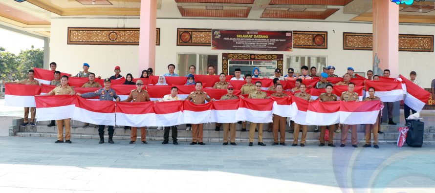 PEMKAB OKU SELATAN GELAR GERAKAN PEMBAGIAN BENDERA MERAH PUTIH DI KABUPATEN OKU SELATAN DALAM RANGKA HARI ULANG TAHUN KE 79 KEMERDEKAAN REPUBLIK INDONESIA TAHUN 2024