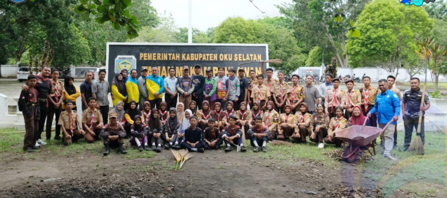 BERSAMA PARA SISWA, PEMKAB OKU SELATAN LAKUKAN PEMBERSIHAN TAMAN MAKAM PAHLAWAN JELANG PERINGATAN HARI PAHLAWAN TAHUN 202