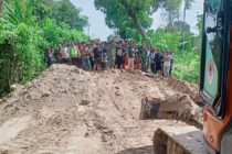 PEMKAB OKU SELATAN MELALUI TIM BPBD, TELAH SELESAI MENGEVAKUASI RUAS JALAN PROVINSI YANG AMBLAS DAMPAK BENCANA BANJIR DI DESA TANJUNG SARI KECAMATAN SIMPANG , DI INFORMASIKAN KEPADA MASYARKAAT SUDAH BISA DI LALUI MENGGUNAKAN KENDARAAN RODA DUA DAN RODA EMPAT.