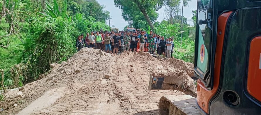 PEMKAB OKU SELATAN MELALUI TIM BPBD, TELAH SELESAI MENGEVAKUASI RUAS JALAN PROVINSI YANG AMBLAS DAMPAK BENCANA BANJIR DI DESA TANJUNG SARI KECAMATAN SIMPANG , DI INFORMASIKAN KEPADA MASYARKAAT SUDAH BISA DI LALUI MENGGUNAKAN KENDARAAN RODA DUA DAN RODA EMPAT.