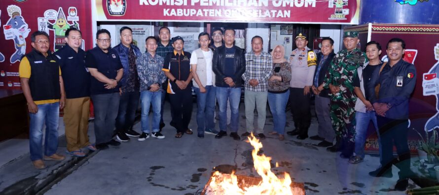 WAKILI PEMERINTAH, KABAN KESBANGPOL DAN KEPALA DISKOMINFO OKU SELATAN HADIRI PEMUSNAHAN SURAT SUARA RUSAK DAN BERLEBIH OLEH KPU OKU SELATAN