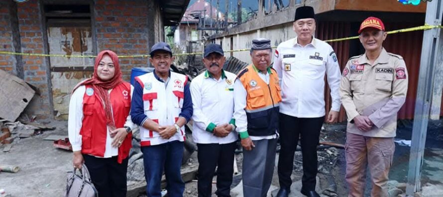 WAKIL BUPATI OKU SELATAN TINJAU LOKASI KEBAKARAN YANG TERJADI DI KECAMATAN SINDANG DANAU OKU SELATAN.
