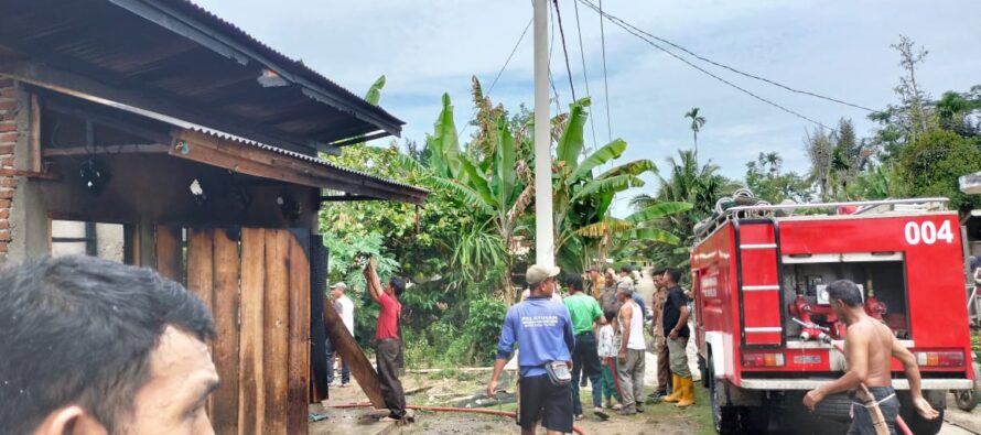 MUSIBAH KEBAKARAN DI DUSUN II DESA MERBAU KECAMATAN BANDING AGUNG, BUPATI OKU SELATAN IMBAU MASYARAKAT UNTUK LEBIH WASPADA SEBELUM MENINGGALKAN RUMAH