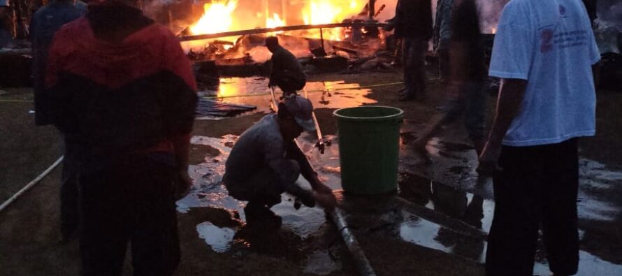 BUPATI OKU SELATAN H. POPO ALI MARTOPO TURUT BERDUKA CITA ATAS MUSIBAH KEBAKARAN YANG TERJADI DI DESA KIWIS RAYA KECAMATAN WARKUK RANAU SELATAN DAN MENGHIMBAU AGAR MASYARAKAT TETAP WASPADA.