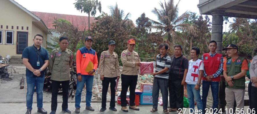 PEMKAB OKU SELATAN MENINJAU DAN SERAHKAN BANTUAN KEPADA KORBAN BENCANA KEBAKARAN DI DESA SUKA NEGRI KECAMATAN BANDING AGUNG.