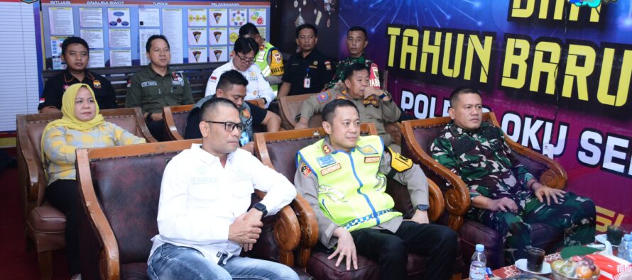 MONITORING SITKAMTIBMAS JELANG MALAM PERGANTIAN TAHUN BARU 2025 OLEH KAPOLRI BERSAMA PARA MENTERI/KEPALA LEMBAGA TERKAIT SECARA VIRTUAL DI POS PENGAMANAN DAN PELAYANAN TERPADU OPS LILIN DI TERMINAL MUARADUA