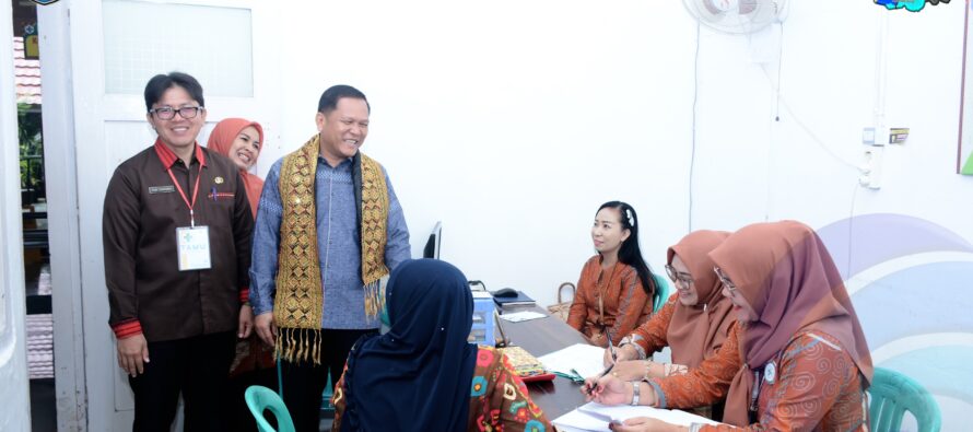 ASISTEN I BIDANG PEMERINTAH DAN KESRA MENINJAU KEGIATAN BHAKTI SOSIAL PENGOBATAN GRATIS DAN KB GRATIS DALAM RANGKA PERINGATAN HUT KE-21 KABUPATEN OKU SELATAN TAHUN 2024.