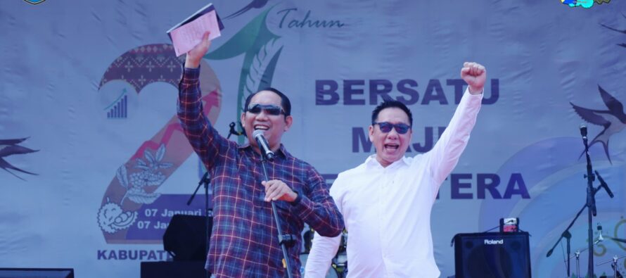 MERIAH, PEMKAB OKU SELATAN SUKSES HIBUR RIBUAN MASYARAKAT OKU SELATAN DENGAN PENAMPILAN BAND TIPE X YANG MEMUKAU