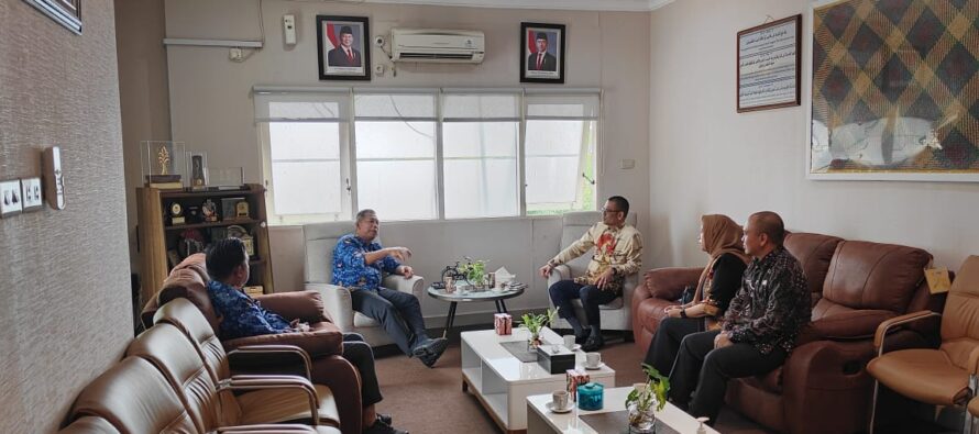 WUJUDKAN PENGELOLAAN PERSAMPAHAN YANG BAIK, SEKDA OKU SELATAN LAKUKAN RAPAT KOORDINASI KE DINAS LINGKUNGAN HIDUP DAN PERTANAHAN PROVINSI SUMATERA SELATAN