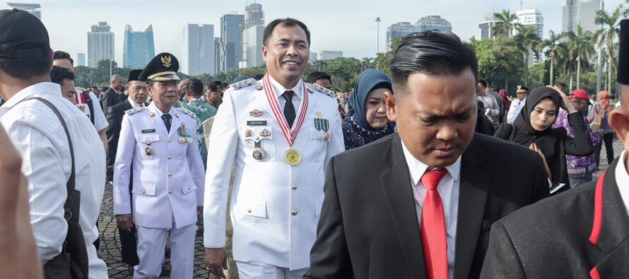 BUPATI DAN WAKIL BUPATI OKU SELATAN TERPILIH ABUSAMA, S.H. DAN H. MISNADI DILANTIK OLEH PRESIDEN PRABOWO SUBIANTO DAN MENGUCAPKAN SUMPAH/JANJI JABATAN BERSAMA 960 KEPALA DAERAH LAINNYA