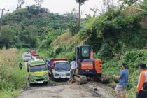 PEMKAB OKU SELATAN BERSAMA MASYARAKAT LAKUKAN PENANGANAN TANGGAP DARURAT PADA TANAH AMBLAS DI BUAY SANDANG AJI, WARGA MASYARAKAT YANG MELINTAS DIIMBAU HATI-HATI
