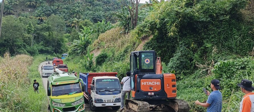 PEMKAB OKU SELATAN BERSAMA MASYARAKAT LAKUKAN PENANGANAN TANGGAP DARURAT PADA TANAH AMBLAS DI BUAY SANDANG AJI, WARGA MASYARAKAT YANG MELINTAS DIIMBAU HATI-HATI