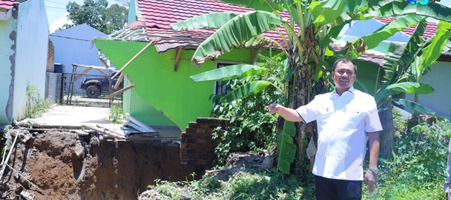 BUPATI OKU SELATAN TINJAU LOKASI LONGSOR DI PERUMAHAN HKS 1 KECIPUNG MUARADUA