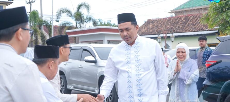 BUPATI OKU SELATAN SHOLAT IDUL FITRI BERSAMA WARGA DI MASJID AGUNG AL MUHTADIN MUARADUA