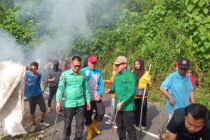 SEKDA OKU SELATAN PIMPIN AKSI GOTONG ROYONG PEMBERSIHAN TEMPAT PEMBUANGAN SAMPAH LIAR DI KELURAHAN KISAU, AJAK MASYARAKAT TAK LAGI MEMBUANG SAMPAH SEMBARANGAN