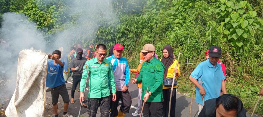 SEKDA OKU SELATAN PIMPIN AKSI GOTONG ROYONG PEMBERSIHAN TEMPAT PEMBUANGAN SAMPAH LIAR DI KELURAHAN KISAU, AJAK MASYARAKAT TAK LAGI MEMBUANG SAMPAH SEMBARANGAN