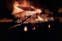 MUSIBAH KEBAKARAN DI DESA SURABAYA KECAMATAN BANDING AGUNG, BUPATI OKU SELATAN IMBAU MASYARAKAT UNTUK LEBIH WASPADA SEBELUM MENINGGALKAN RUMAH