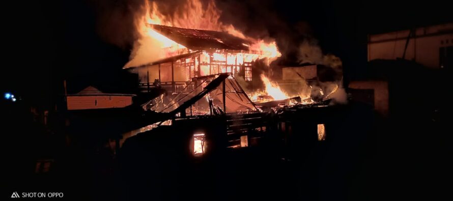 MUSIBAH KEBAKARAN DI DESA SURABAYA KECAMATAN BANDING AGUNG, BUPATI OKU SELATAN IMBAU MASYARAKAT UNTUK LEBIH WASPADA SEBELUM MENINGGALKAN RUMAH