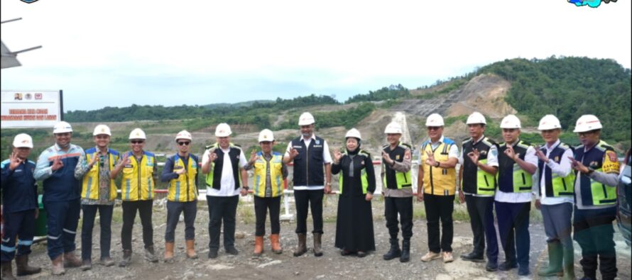 BUPATI OKU SELATAN MENINJAU PROGRES PEMBANGUNAN BENDUNGAN TIGA DIHAJI, DILANJUTKAN DENGAN MEMBERIKAN BANTUAN KEPADA KORBAN MUSIBAH KEBAKARAN DI DESA KEMU KECAMATAN PULAU BERINGIN